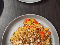 Pedas Menggelegar! Berani Coba Mie Tragis di Subang dengan 100 Cabe Rawit?