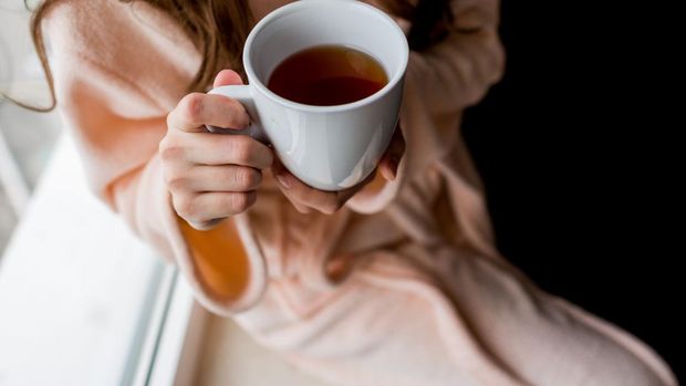 Minum aneka teh dapat membantu meredakan sakit tenggorokan /Foto: Freepik.com/svetlanasokolova