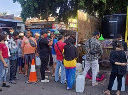 Antrean Mengular Pembeli Minyak Goreng Curah di Karangasem
