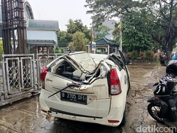 Mobil Tertimpa Pohon di Jaksel, Kepala Ibu-ibu Terjepit Kap Mobil
