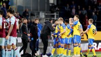 Salah satunya adalah pertandingan Burnley vs Southampton. Pertandingan dihentikan sejenak untuk memberikan kesempatan pesepakbola muslim berbuka puasa.