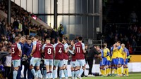 Kesempatan jeda untuk berbuka diberikan saat situasi tendangan gawang (goal kick) atau ketika momen lemparan ke dalam (throw in).