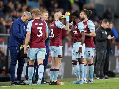 Momen Laga Burnley vs Southampton Dihentikan untuk Berbuka Puasa