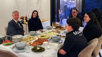 Momen Raja Belgia Hadiri Buka Puasa Bersama di Keluarga Muslim