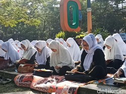 Syahdu, 500 Muslimah Mengaji Bersama di Alun-alun Cimahi