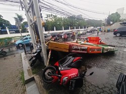 Papan Reklame di Fatmawati Jaksel Roboh Diterjang Hujan Angin, Timpa 3 Motor