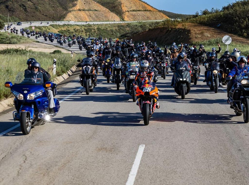 Tiru Indonesia, MotoGP Gelar Parade Bersama Fans di Portugal