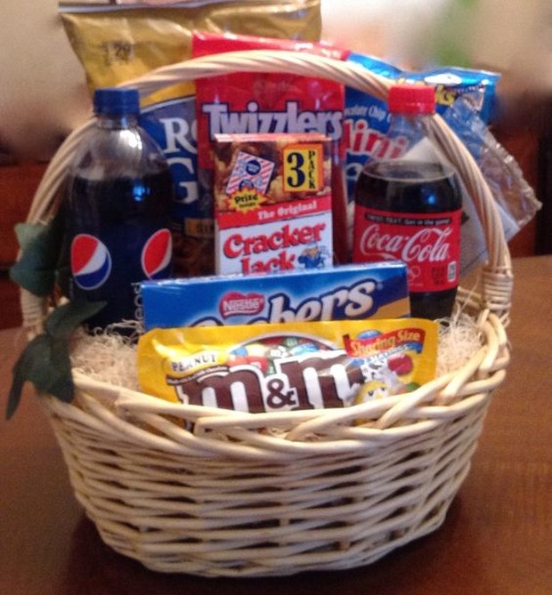 parcel makanan ringan/pinterest.com/Olivia Dream Weddings and Events coklat, wafer, pringles, dan makanan ringan lainnya bisa jadi ide hamper lebaran kali ini loh