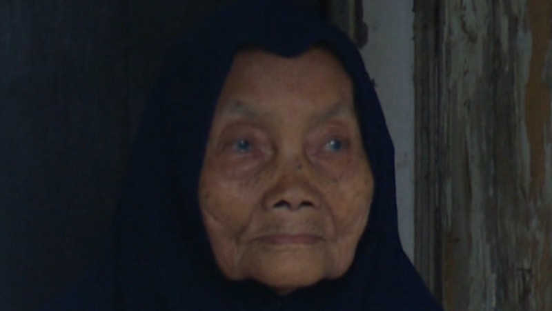 Mari Bantu Pariyem, Nenek Buruh Linting Rokok yang Hidup Sebatang Kara