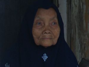 Mari Bantu Pariyem, Nenek Buruh Linting Rokok yang Hidup Sebatang Kara