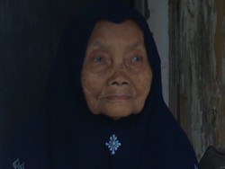 Mari Bantu Pariyem, Nenek Buruh Linting Rokok yang Hidup Sebatang Kara