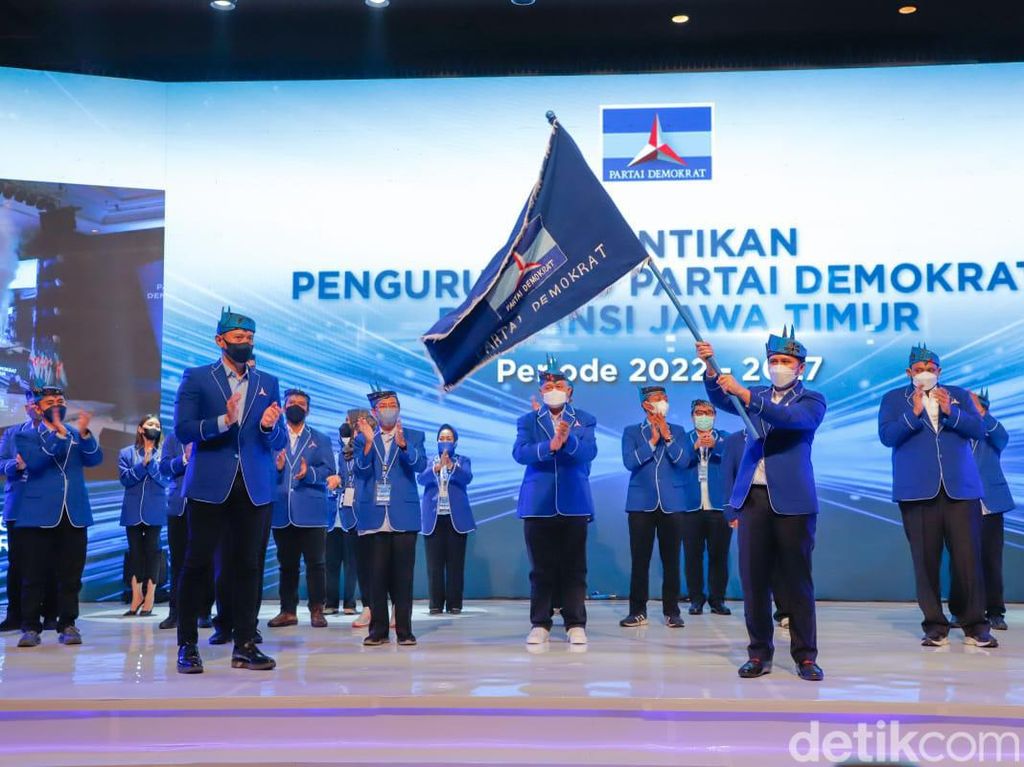 Mundurnya Bayu dan Dilantiknya Emil sebagai Ketua Demokrat Jatim Mundurnya Bayu dan Dilantiknya Emil sebagai Ketua Demokrat Jatim