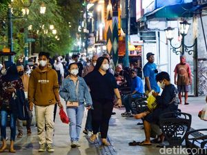 Viral Perempuan Bercadar Paksa Pengunjung Malioboro Tutup Aurat