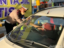 Polisi Bagikan Ratusan Takjil ke Pengguna Jalan Tol