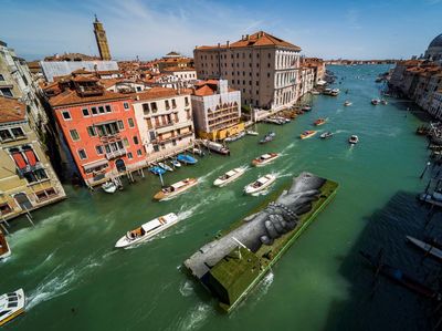 Potret Lukisan Raksasa Rantai Manusia Mengapung di Venesia, Italia