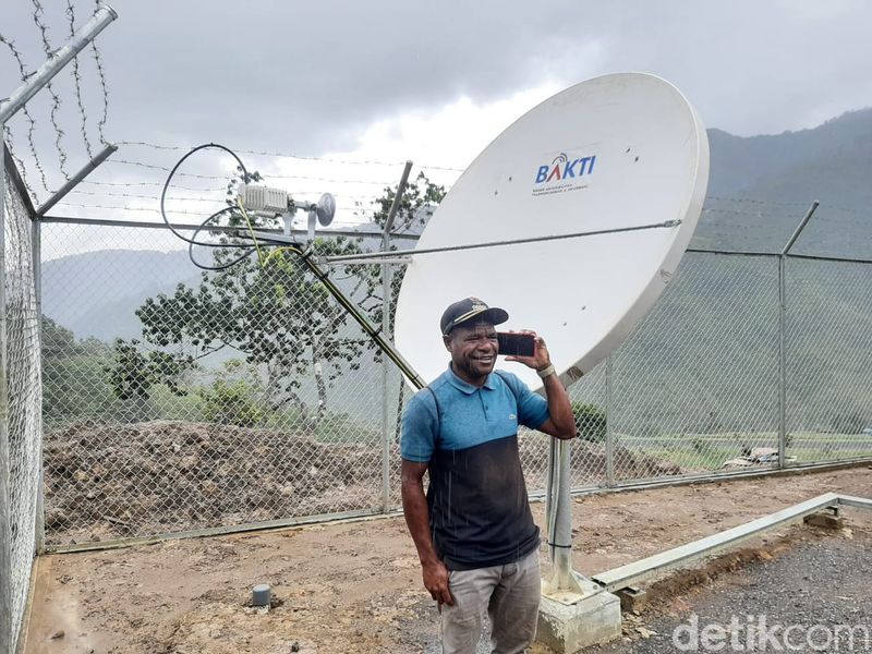 Badan Aksesibilitas Telekomunikasi dan Informasi (BAKTI Kominfo) terus berupaya memberikan layanan internet melalui pembangunan tower BTS 4G di pedalaman Papua.