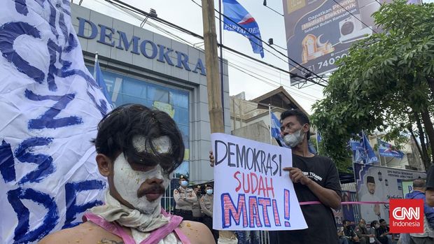Ratusan massa yang mengatasnamakan dirinya Simpatisan Partai Demokrat melakukan aksi di depan kantor DPD Demokrat Jawa Timur (Jatim), Surabaya.