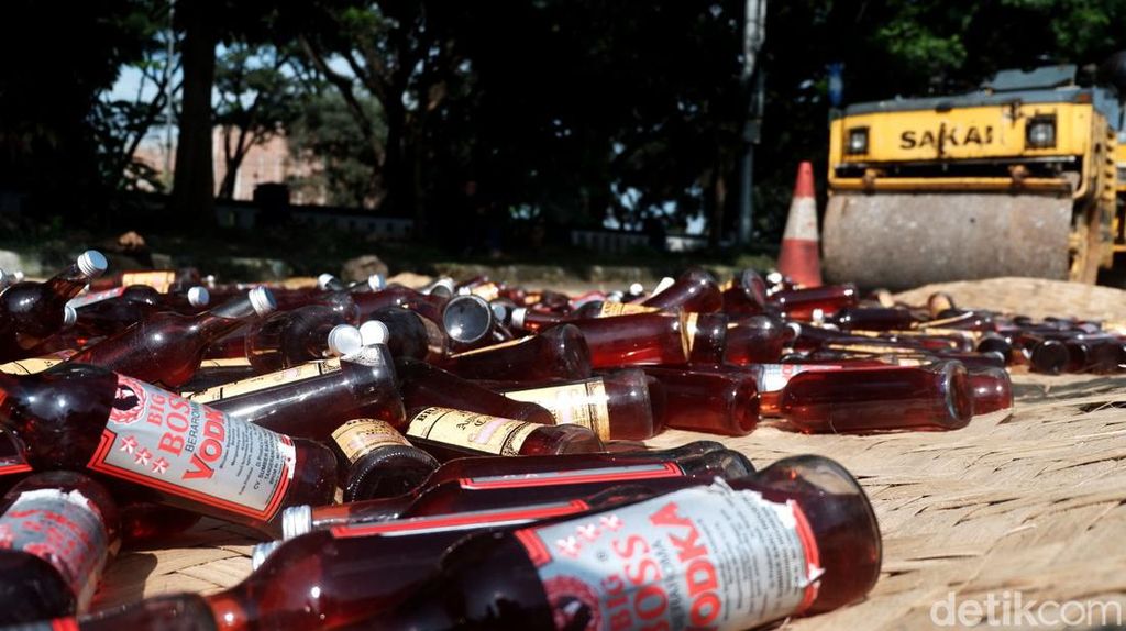 Pemusnahan Ribuan Botol Miras dan Ganja 25 Kg di Sukabumi