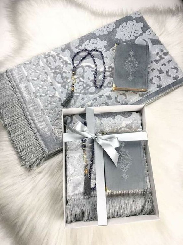 seperangkat alat solat/pinterest.com/Asmăa KLd peralatan solat bisa jadi hamper paling berkesan