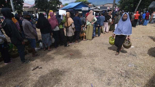 Setelah Minyak Curah, Kini Warga Antre LPG Tiga Kiloan