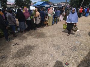 Setelah Minyak Curah, Kini Warga Antre LPG Tiga Kiloan