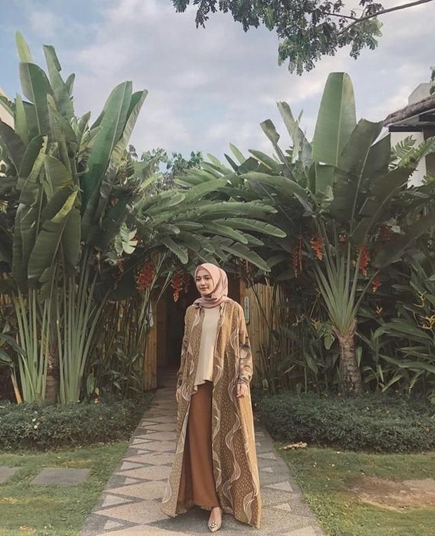 Simply Casual with Long outer/Foto: Instagram/@megaiskanti Simply Casual with Long outer/Foto: Instagram/@megaiskanti