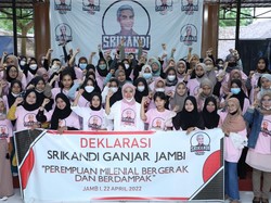 Srikandi Ganjar Jambi Bagikan Sembako dan Cokelat ke Warga