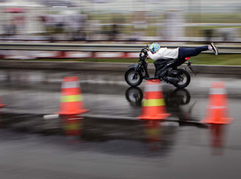 Aksi Para Joki Street Race Ngebut di Bawah Guyuran Hujan