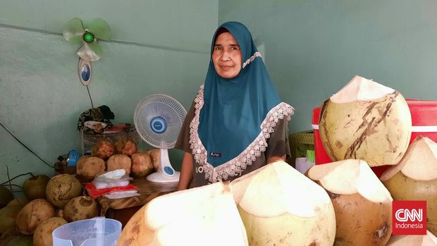 Sri Dwiyati (52) merasa kecewa pada para tersangka minyal goreng yang tega pada rakyat kecil.