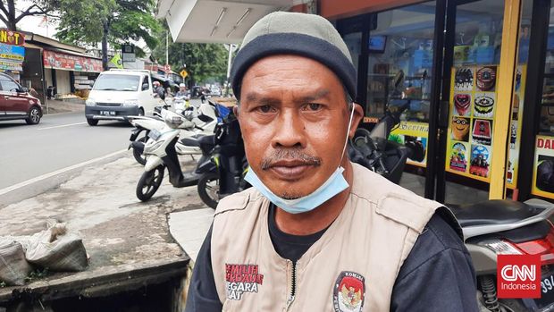 Sutisna (56) merasa kecewa dan sakit hati karena tersangka minyak goreng bagian dari pemerintah.