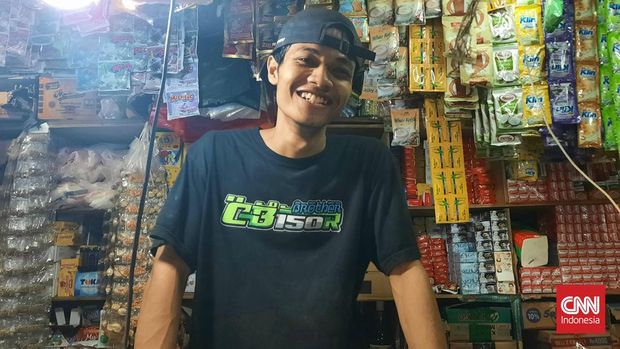 Alip (21) berharap stok minyak goreng terus tersedia agar dirinya dapat berjualan.