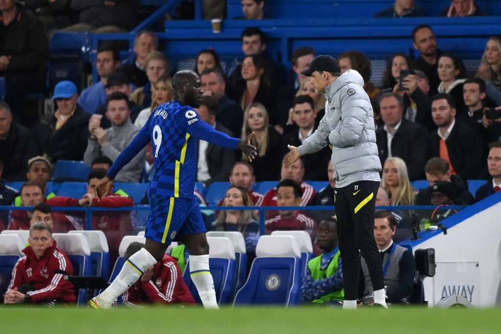 LONDON, ENGLAND - APRIL 20: Romelu Lukaku embraces Thomas Tuchel, Manager of Chelsea after they are substituted during the Premier League match between Chelsea and Arsenal at Stamford Bridge on April 20, 2022 in London, England. (Photo by Justin Setterfield/Getty Images)