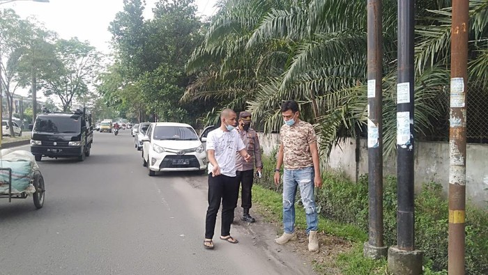 Korban begal di medan sedang memberikan penjelasan kepada pihak kepolisian di kawasan Terminal Amplas Medan.