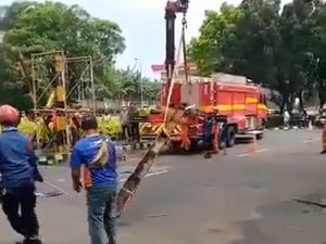 Damkar Evakuasi Truk Mixer Tabrak Portal Pembatas Ketinggian di Tangsel