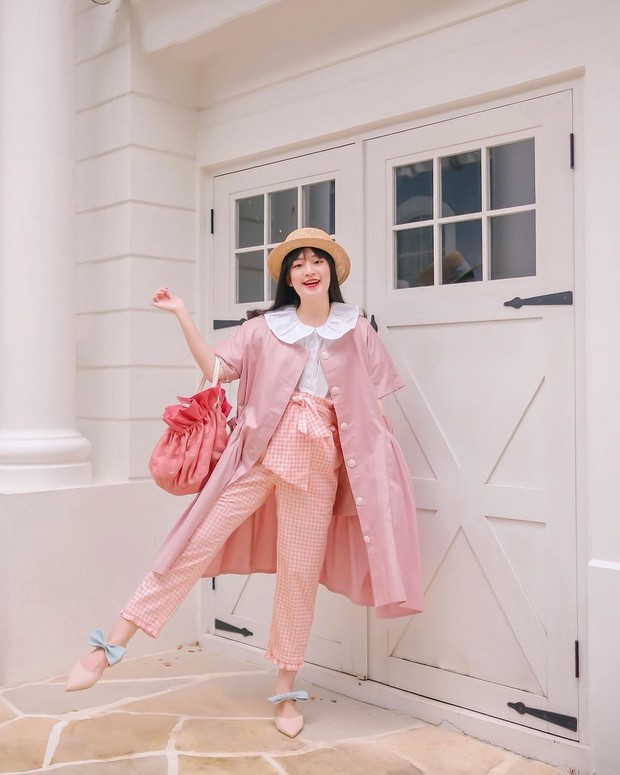 Vanessa Andrea menggunakan outfit bernuansa pink pastel/Foto: instagram.com/cherrydreamy Vanessa Andrea menggunakan outfit bernuansa pink pastel/Foto: instagram.com/cherrydreamy
