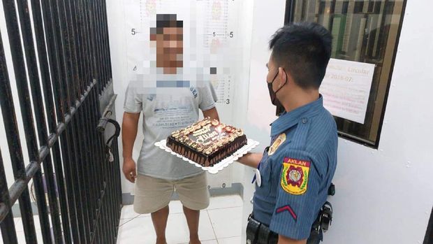 Viral tahanan mendapat kejutan ulang tahun dari polisi.