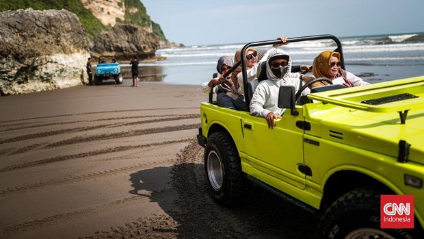 Pantai Parangtristis dan Taman Gumuk Pasir merupakan salah satu icon pariwisata yang ada di Kabupaten Bantul, Daerah Istimewa Yogyakarta. Sejak 4 tahun lalu kedua obyek wisata ini memiliki wisata baru yaitu paket Jeep Pantai Parangtritis dan Taman Gumuk Pasir. CNN Indonesia/ Adi Maulana Ibrahim