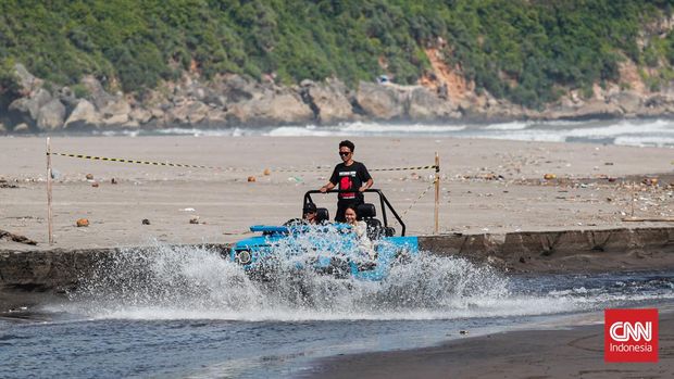 Pantai Parangtristis dan Taman Gumuk Pasir merupakan salah satu icon pariwisata yang ada di Kabupaten Bantul, Daerah Istimewa Yogyakarta. Sejak 4 tahun lalu kedua obyek wisata ini memiliki wisata baru yaitu paket Jeep Pantai Parangtritis dan Taman Gumuk Pasir. CNN Indonesia/ Adi Maulana Ibrahim