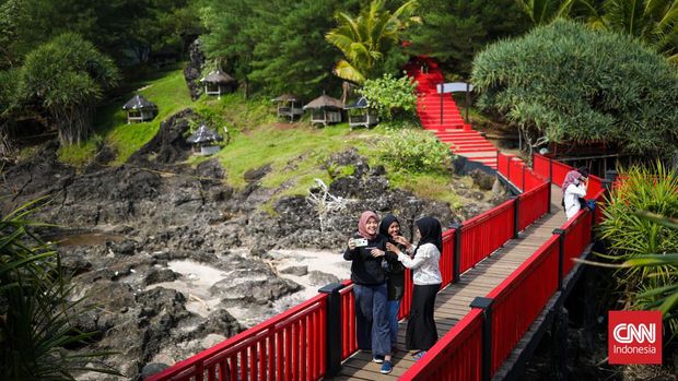 Pantai Menganti merupakan salah satu destinasi populer di Kebumen, Jawa Tengah. Pantai cantik ini terletak di Desa Karangduwur, Kecamatan Ayah, Kabupaten Kebumen, Jawa Tengah. Berada di pantai ini, wisatawan dapat menikmati keindahan laut yang eksotis. Pantai Menganti merupakan pantai terindah di Jawa Tengah. CNN Indonesia/ Adi Maulana Ibrahim