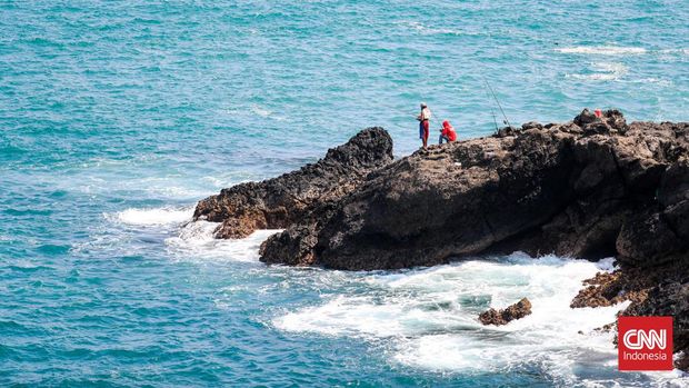 Pantai Menganti merupakan salah satu destinasi populer di Kebumen, Jawa Tengah. Pantai cantik ini terletak di Desa Karangduwur, Kecamatan Ayah, Kabupaten Kebumen, Jawa Tengah. Berada di pantai ini, wisatawan dapat menikmati keindahan laut yang eksotis. Pantai Menganti merupakan pantai terindah di Jawa Tengah. CNN Indonesia/ Adi Maulana Ibrahim