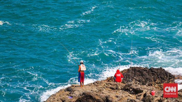 Pantai Menganti merupakan salah satu destinasi populer di Kebumen, Jawa Tengah. Pantai cantik ini terletak di Desa Karangduwur, Kecamatan Ayah, Kabupaten Kebumen, Jawa Tengah. Berada di pantai ini, wisatawan dapat menikmati keindahan laut yang eksotis. Pantai Menganti merupakan pantai terindah di Jawa Tengah. CNN Indonesia/ Adi Maulana Ibrahim