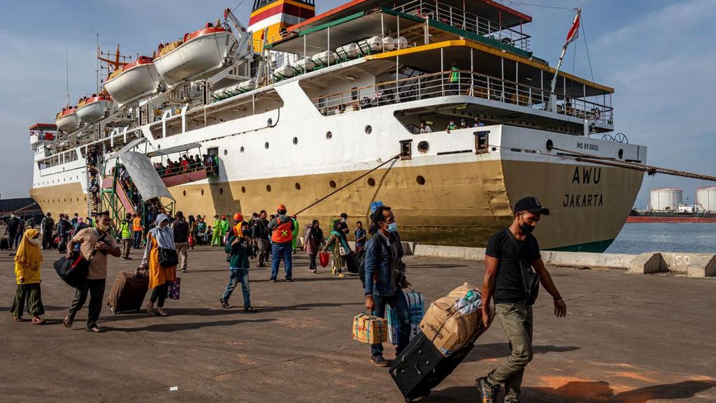 Angkut Ribuan Pemudik, KM Awu Tiba di Tanjung Emas Semarang Angkut Ribuan Pemudik, KM Awu Tiba di Tanjung Emas Semarang