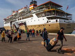Angkut Ribuan Pemudik, KM Awu Tiba di Tanjung Emas Semarang