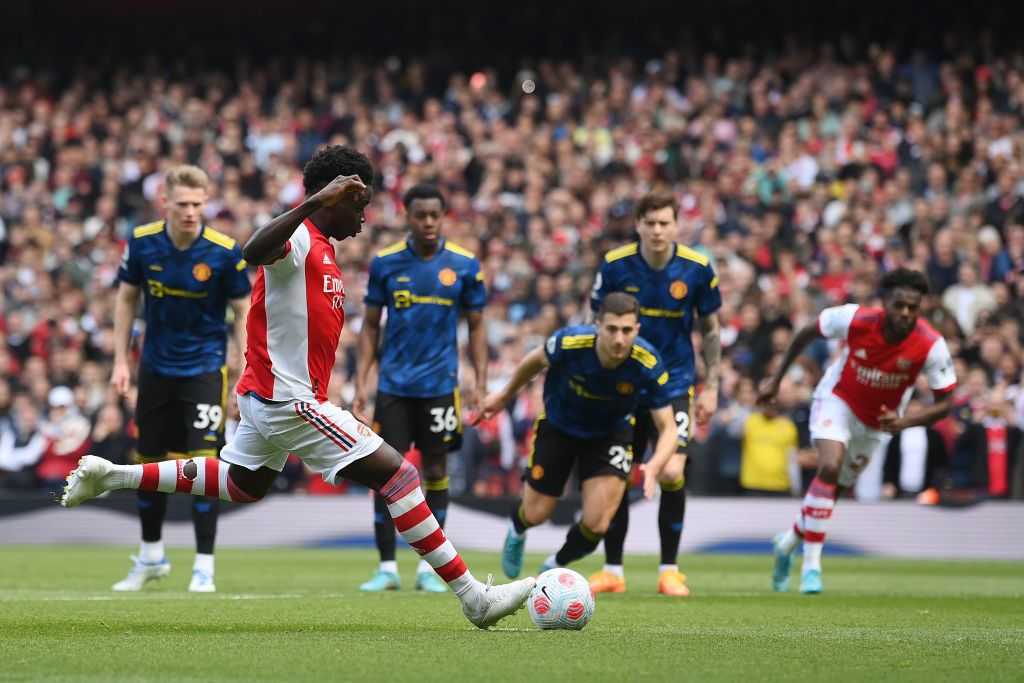 LONDON, ENGLAND - APRIL 23: Bukayo Saka of Arsenal scores their team's second goal from the penalty spot during the Premier League match between Arsenal and Manchester United at Emirates Stadium on April 23, 2022 in London, England. (Photo by Mike Hewitt/Getty Images)