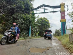 Menjajal Jalan Rusak di Asahan yang Dipasangi Spanduk Jalan Dijual