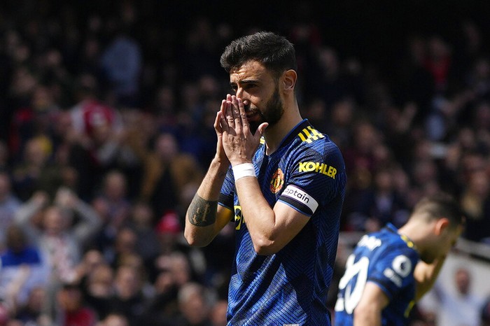 Manchester Uniteds Bruno Fernandes reacts after failing to score from a penalty kick during an English Premier League soccer match between Arsenal and Manchester United at the Emirates stadium in London, Saturday April 23, 2022. (AP Photo/Alastair J. Grant)