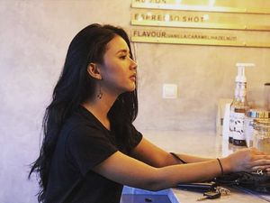 Cantiknya Adinda Azani Saat Ngemil Dessert dan Bersantai di Coffee Shop Cantiknya Adinda Azani Saat Ngemil Dessert dan Bersantai di Coffee Shop