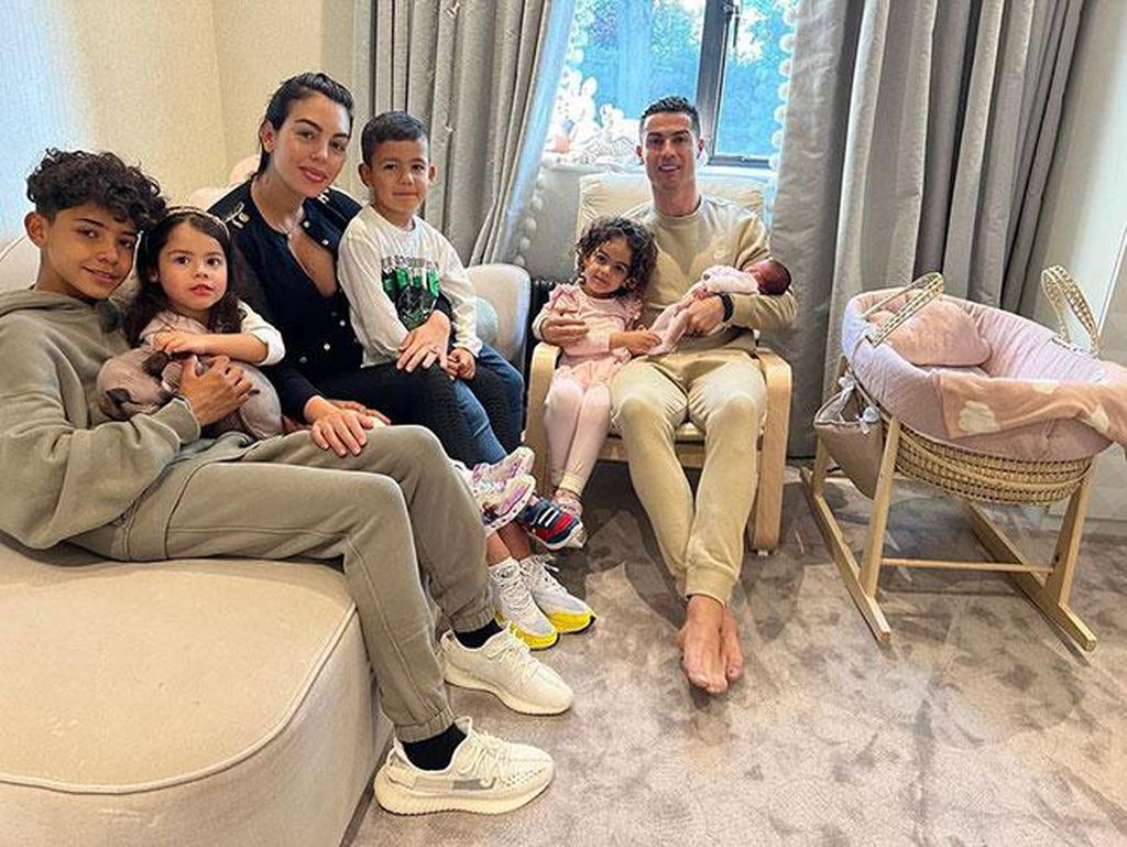 Georgina Rodriguez-Ronaldo Ungkap Nama Anak yang Kehilangan Kembarannya