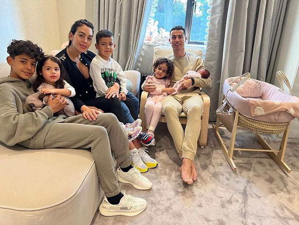 Ronaldo Ganteng Banget, Bikin Georgina Gugup saat Jumpa Pertama Ronaldo Ganteng Banget, Bikin Georgina Gugup saat Jumpa Pertama