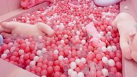 Cute! Kafe Serba Pink Ini Ajak Pengunjung Ngopi Sambil Berenang di Kolam Unicorn